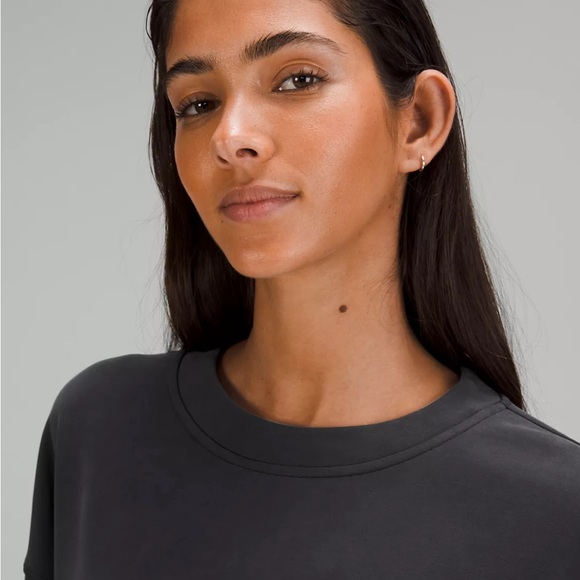 Lululemon- Softstreme Perfectly Oversized Cropped Crew - Black - Picture 4 of 6